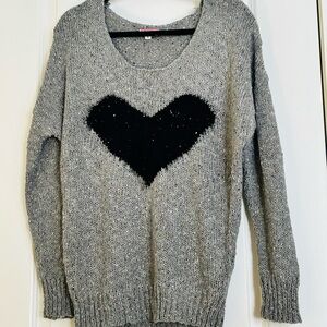 ANDREE BY UNIT Gray and Black Scoop Neck Sweater w/ Heart Design Women’s Size Sm